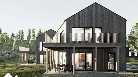Modulpluss Sør moderne modulhus i svart treverk med store vinduer og uteplass, ideell for bærekraftig hytte- eller boligbygging i naturskjønne omgivelser.