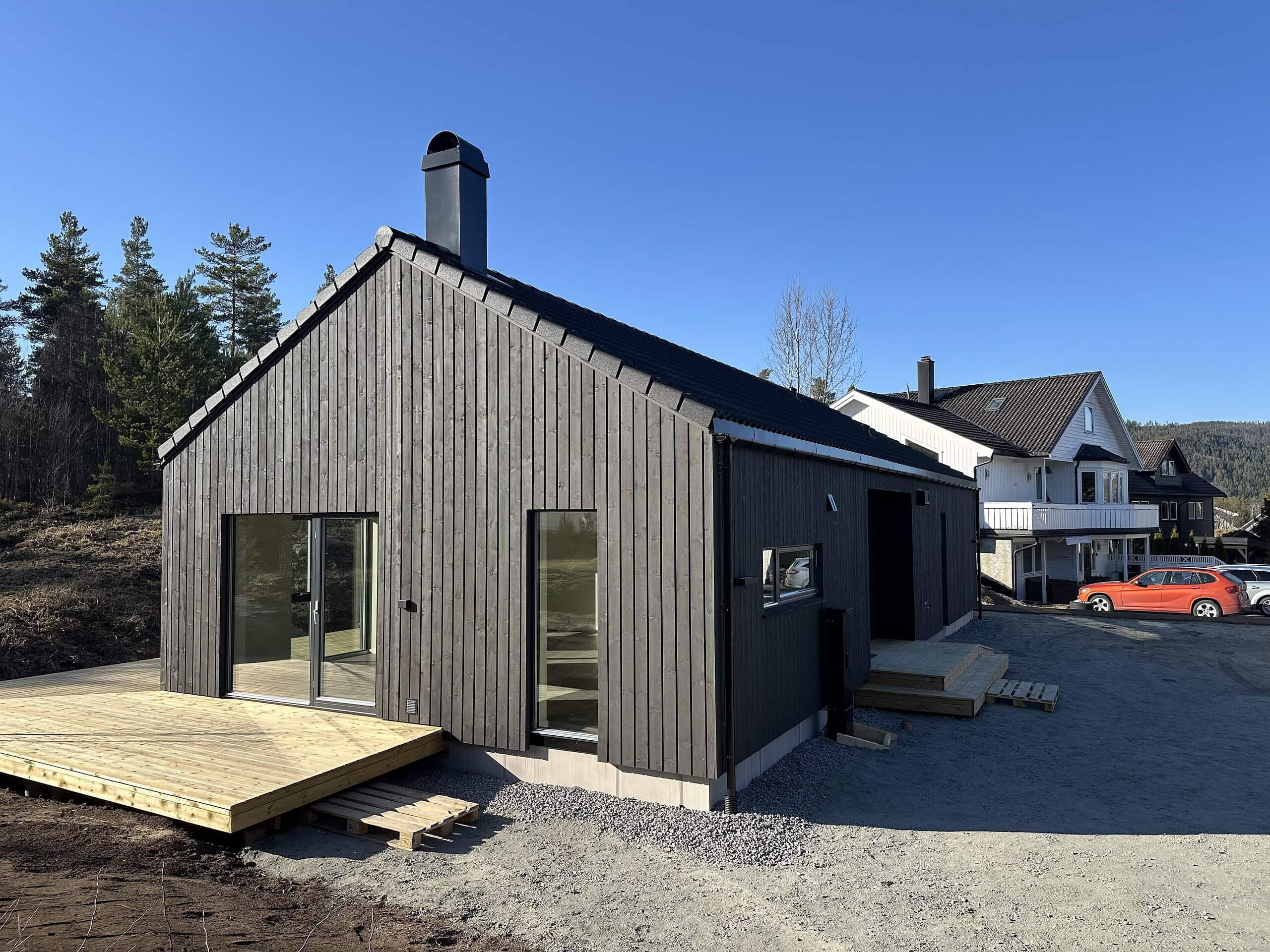 Modulpluss Sør, moderne prefabrikerte modulhus med trepanel, høyt energivennlig og tilpasset norske forhold, ideelt for fleksible boligløsninger, nærhet til naturen og enkel installasjon.