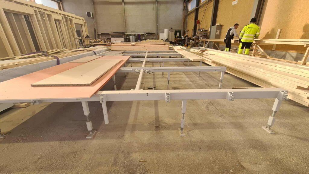 Modulpluss Sør byggeplass, ferdigstillelse av modulhus, treverk og byggemateriell for modulbygg, industrivare og prefabrikkert infrastruktur.